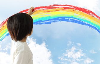 虹を描く子供