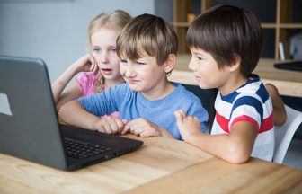 パソコンで動画見る3人の子供