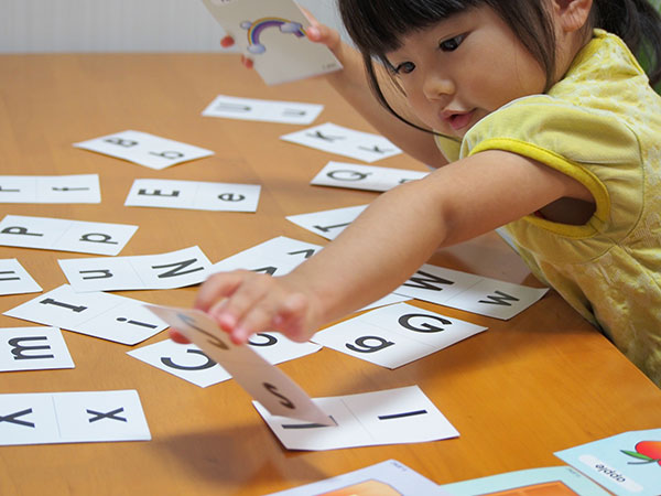 アルファベットで遊ぶ女の子