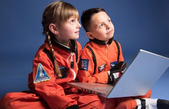 宇宙飛行士の制服を着ている子ども達